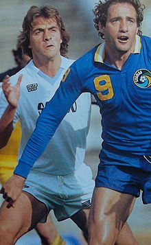 Long John in azione con la maglia dei N.Y. Cosmos nel 1983, durante il Chinaglia Day, un'amichevole a Roma tra la squadra statunitense e la Lazio.