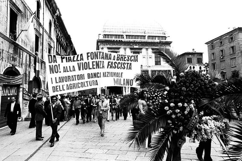 File:PiazzaLogia piazza fontana.jpg