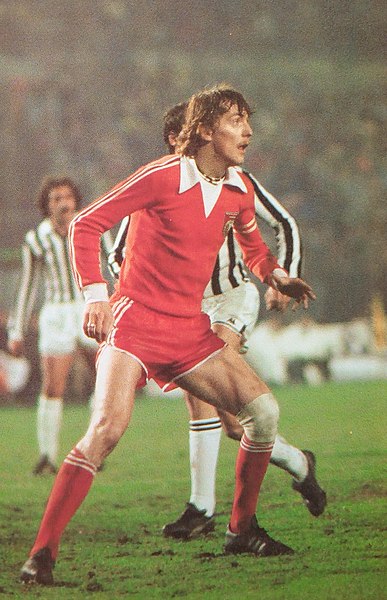 File:Coppa UEFA 1980-81 - Juventus vs Widzew Łódź - Zbigniew Boniek.jpg