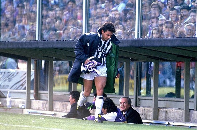 File:Roberto Baggio raccoglie la sciarpa viola - Fiorentina 1-0 Juventus 1990-1991.jpg