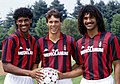I calciatori Rijkaard, van Basten e Gullit con il Milan sponsorizzato Mediolanum nella stagione 1988-89.