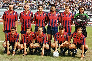 La Casertana 1990-91 nella classica divisa a strisce verticali. Da sinistra, in piedi: Manzo, Serra, Monaco, Cristiano, Giordano, Bucci; accosciati: Campilongo, Petruzzi, Suppa, Cerbone, Piccinno.