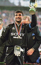 Peruzzi, nell'occasione capitano juventino,[78] solleva la Supercoppa UEFA 1996.