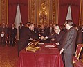 Attilio Ruffini jura en manos del presidente Pertini.