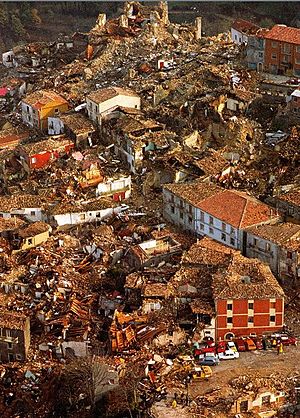 Terremoto Dell'irpinia Del 1980: Precedenti, La scossa, Le polemiche sui soccorsi