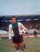 La particolare maglia biancoverde, con palo centrale, qui sfoggiata nella stagione 1975-1976.