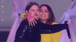 Anitta și Marília Mendonça - Some que ele vem atrás.png