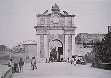 Porta Schiavonia prima del 1903. La fotografia risale a prima di quell'anno perché la città è ancora cinta dalle sue mura che furono abbattute nel 1903