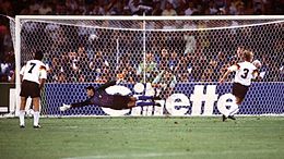 Brehme (di spalle, col numero 3) supera su rigore il portiere argentino Goycochea, consentendo alla Germania Ovest di vincere il campionato del mondo 1990.