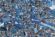 I tifosi azzurri gremiscono gli spalti dello Stadio San Paolo il 10 maggio 1987, giorno del primo scudetto del Napoli.