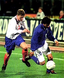 Italie vs Slovaquie (Catane, 1998) - Ivan Kozák, Alex Del Piero.jpg