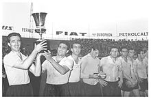 I calciatori della Fiorentina mostrano la loro seconda Coppa Italia conquistata nella stagione 1960-1961