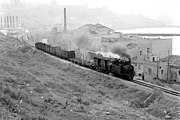 Locomotiva R.302.028 alla testa di un treno merci, in transito, nel giugno 1976 presso la ex Tonnara di Sciacca