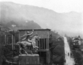 Il monumento equestre visto da sud, con il saluto romano