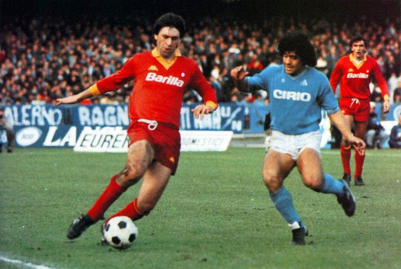 File:Serie A 1984-85 - Napoli vs Roma - Ancelotti e Maradona.jpg