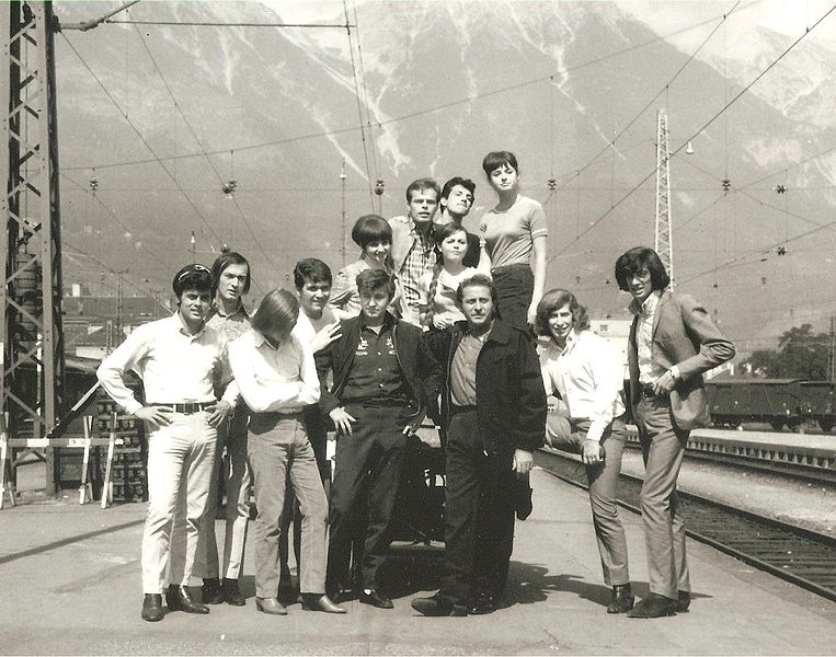 File:Cantanti al Cantagiro 1966.jpg