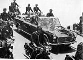 De Flaminia "335" met aan boord de president John Fitzgerald Kennedy;  naast hem de president Segni (Rome, 1 juli 1963)