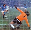 Italie vs Grèce (Florence, 1975) - Pénalité de Giuseppe Savoldi.jpg