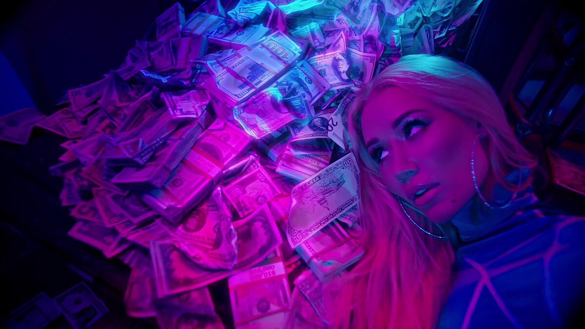 Iggy azalea money come. Игги Азалия Cream. Игги Азалия Tyga. Kream Iggy.