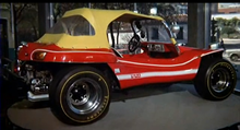 Una dune buggy Puma del 1974, rossa con capottina gialla.