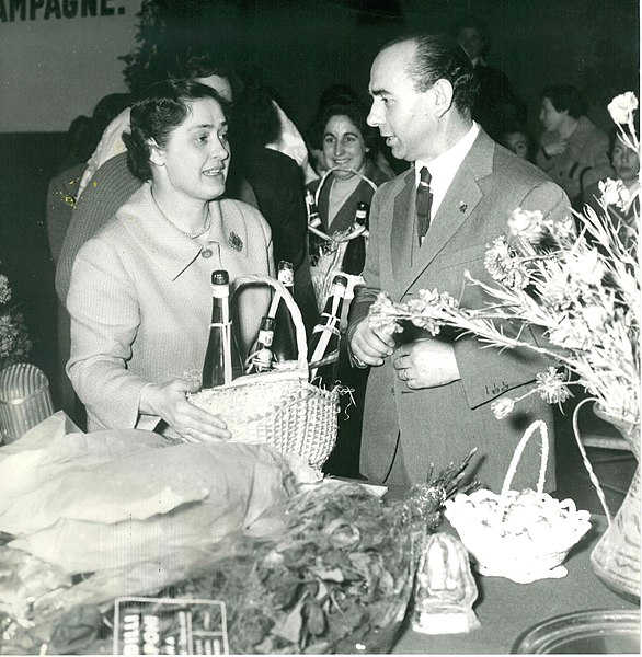 File:Emma Schwarz con Bonomi 1963.jpg