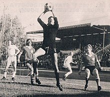 Rigamonti in presa alta al Como nel campionato di Serie B 1974-1975