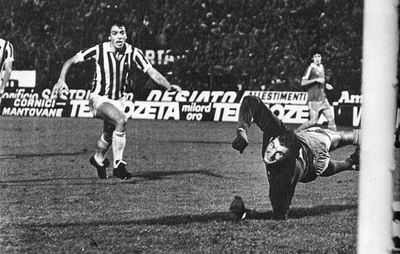 File:Coppa UEFA 1976-77 - Juventus vs Manchester City - Roberto Bettega e Joe Corrigan.jpg