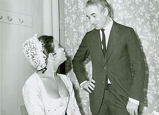 Enrico Colombotto Rosso rencontre Valeria Moriconi dans la loge du Théâtre Carignano lors des représentations de La loc Bandiera, le 24 octobre 1965.