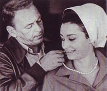 Raffaella Carrà assieme a Frank Sinatra sul set de Il colonnello Von Ryan di Mark Robson (1965)