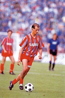 Attilio Lombardo con la classica divisa del club: maglia a righe verticali grigiorosse, con pantaloncini e calzettoni rossi.