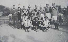 Una formazione della Salernitana nel 1919: allenatore Giordano (a sinistra), portiere Matteo Schiavone (primo socio fondatore, a destra)