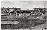 Das Stadion steht während der Bombardierung zerstört.