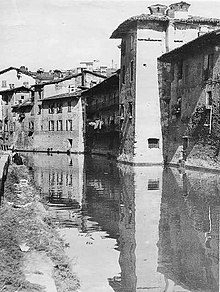 Sulla destra, al centro del caseggiato, la Torre del Sale, che si trovava lungo il Naviglio Vallone