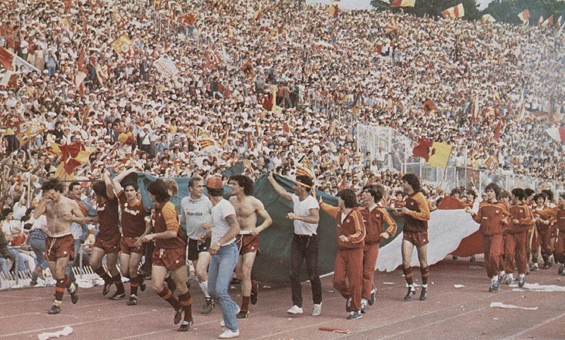 File:Roma scudetto 1982-1983 giro di campo.jpg