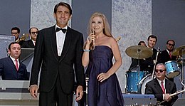 Les présentateurs de Cantagiro 1967, Walter Chiari et Paola Quattrini, avec l'orchestre Cantagiro.jpg