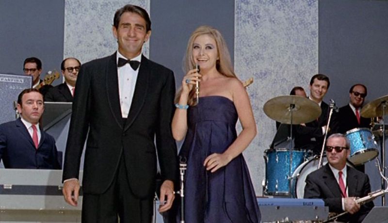 File:I presentatori del Cantagiro 1967, Walter Chiari e Paola Quattrini, con l'orchestra del Cantagiro.jpg