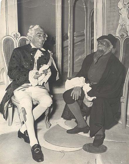 Antonio Gandusio, a destra, vestito di scena con Arnoldo Foà in un'immagine del 1950