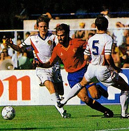 Coupe du monde 1990 - Espagne contre Yougoslavie - Dragan Stojković et Rafael Martín Vázquez.jpg