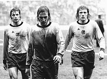 Suurbier, Neeskens e Haan all'Ajax nel 1974, mentre escono dal campo al termine della finale di andata della Supercoppa UEFA 1973.