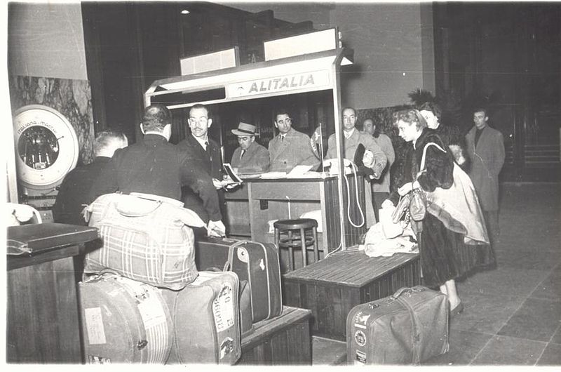 File:Check-in alitalia anni60.jpg