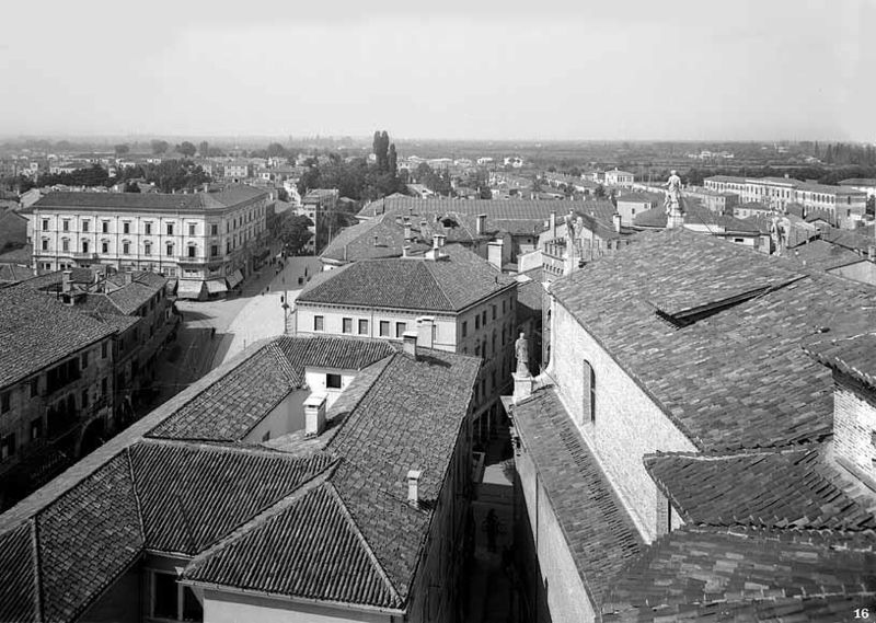 File:Mestre - dal campanile di San Lorenzo verso ovest - La via Poerio e Riviera XX settembre, la via Verdi ed in fondo alla riviera la Villa querini, sulla destra l'ospedale, ecc. - foto anni '30.jpg