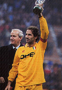 Dall'alto in basso: Baresi con la Coppa dei Campioni 1988-1989 all'aeroporto di Milano-Malpensa; con il tecnico Arrigo Sacchi e la Coppa Intercontinentale 1989; mentre alza da capitano la Supercoppa UEFA 1994.