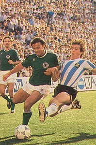 Argentine vs Allemagne de l'Ouest (Buenos Aires, 1987) - Olaf Thon et Néstor Fabbri.jpg