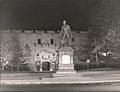 Estatua de Pietro Micca, iluminación creada en los años 60 por Guido Chiarelli