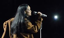 Rihanna mentre esegue Love on the Brain a Newark, Stati Uniti