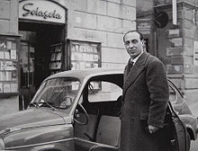 Salvatore Sciascia davanti alla sua celebre libreria in Corso Umberto I negli anni '60.