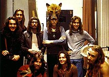 I Genesis nel 1972 con il gruppo italiano Le Orme. Da sinistra, in piedi: Michi Dei Rossi, Mike Rutherford, Steve Hackett, Peter Gabriel, Tony Banks; seduti: Toni Pagliuca, Aldo Tagliapietra, Phil Collins.