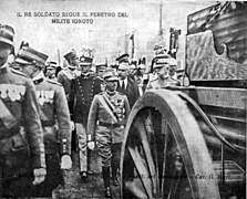 Vittorio Emanuele III segue o caixão do Soldado Desconhecido