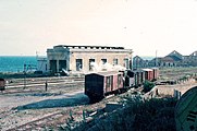 locomotiva R.302.028 in manovra allo scalo merci della stazione; sullo sfondo la rimessa