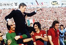 Luigi Radice portato in trionfo dai suoi giocatori dopo la vittoria dello Scudetto 1975-1976